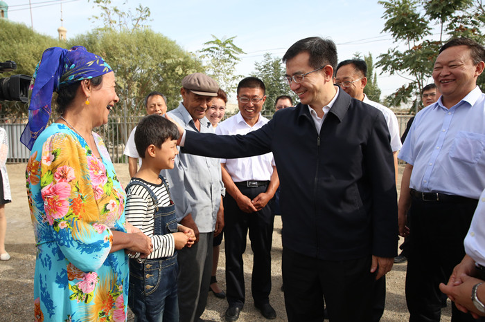 9月11日，自治区党委常委、纪委书记罗东川来到巴州尉犁县古勒巴格乡阿克其开村，与村民亲切交谈，了解他们的生产生活情况。_副本.jpg